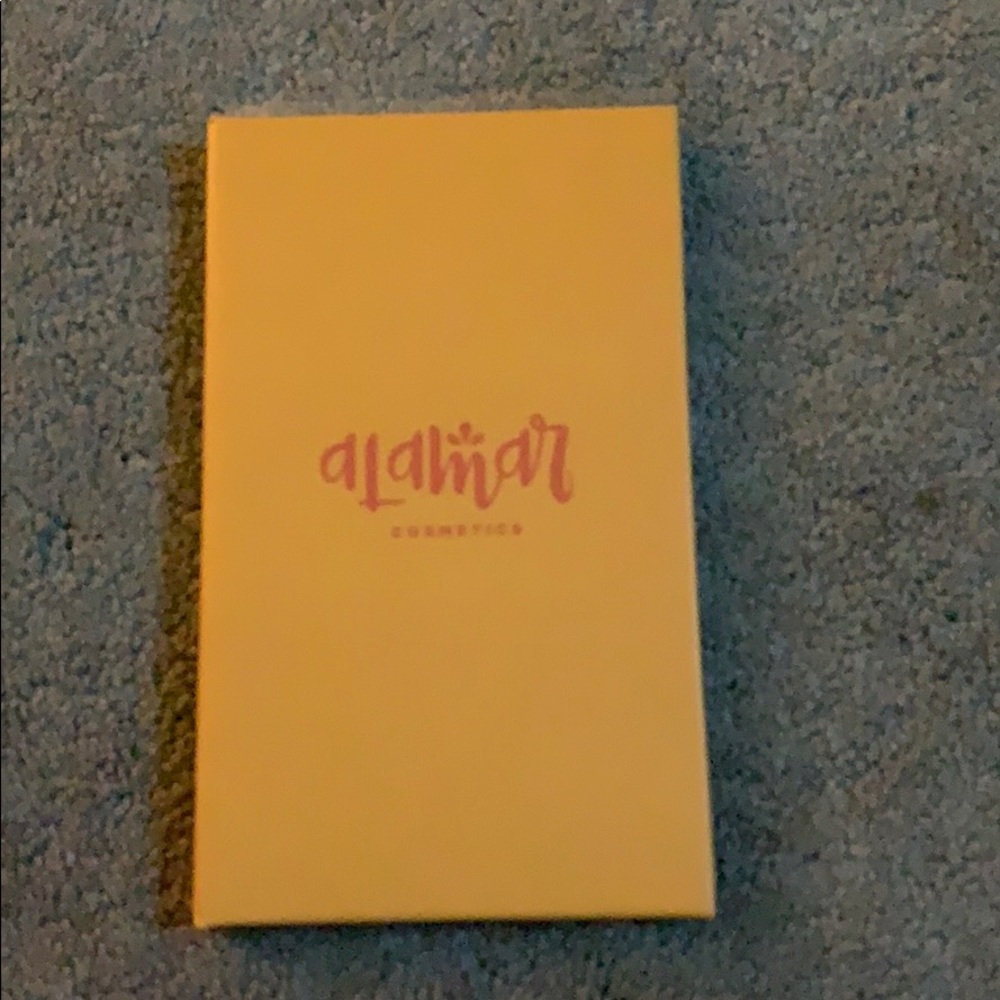 Alamar cosmetics eyeshadow palette